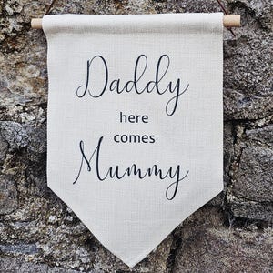 Drapeau de mariage personnalisé | Panneau papa, voici maman | Bunting Boy de page personnalisée | Bannière de fille d&#39;honneur sur mesure | Enseigne pour allée mariage en lin