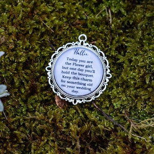 Personalisierte Brautjungfer Bouquet Charm | Brautparty Danke Geschenke | Etwas altertümlicher Anhänger für Trauzeugin, Brautjungfer oder Blumenmädchen