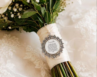 Personalisierte Hochzeitsstrauß Charme | Individuelles Andenken für Brautjungfer, Trauzeugin oder Blumenmädchen | Etwas alter Brautschmuck Hochzeits-Anhänger