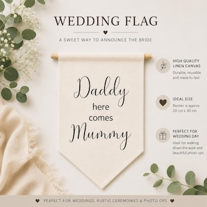 Puede incluir: Un estandarte de boda de lona de lino color crema que cuelga de un pasador de madera. El estandarte presenta un texto negro que dice "Daddy here comes Mummy" en una mezcla de fuentes script y sans-serif. Mide 20 cm por 30 cm.