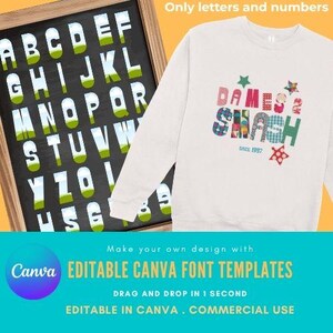 Op de afbeelding: Een wit sweatshirt met lange mouwen en een kleurrijke afbeelding met de tekst DAMES 2 SMASH SINCE 1997 en stervormen. Daarnaast staat een ingelijst schoolbord met het volledige alfabet in een wit lettertype met een groen landschapspatroon.