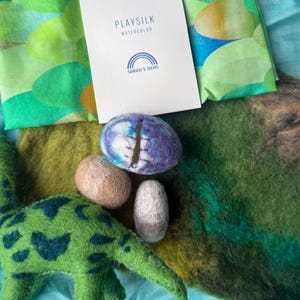 Gefilzte Krabbeldecke mit Filz Dinosaurier, Waage Sarah's Silk, Rocks, und einem gefilzten Ei. Dies ist auf Lager, sofort lieferbar!