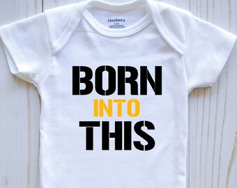 Steelers Baby Strampelanzug: "Born Into this "" Pittsburgh Geschenk."