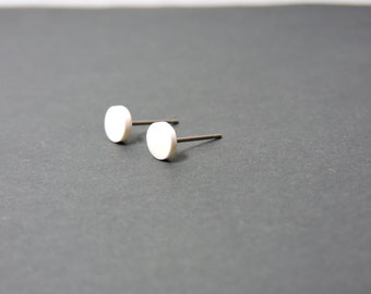 Lovely White Round Vintage Resin Stud Earrings