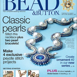 Könnte beinhalten: Ein Magazin-Cover für Bead & Button mit einer Perlenkette und einem Armband. Der Titeltext lautet "Klassische Perlen" und "Nähen Sie diese Halskette plus zwei Perlenarmbänder!" Das Cover zeigt auch ein blaues und silbernes Peyote-Stick-Ornament und den Text "Machen Sie 4 exklusive Peyote-Stick-Projekte".
