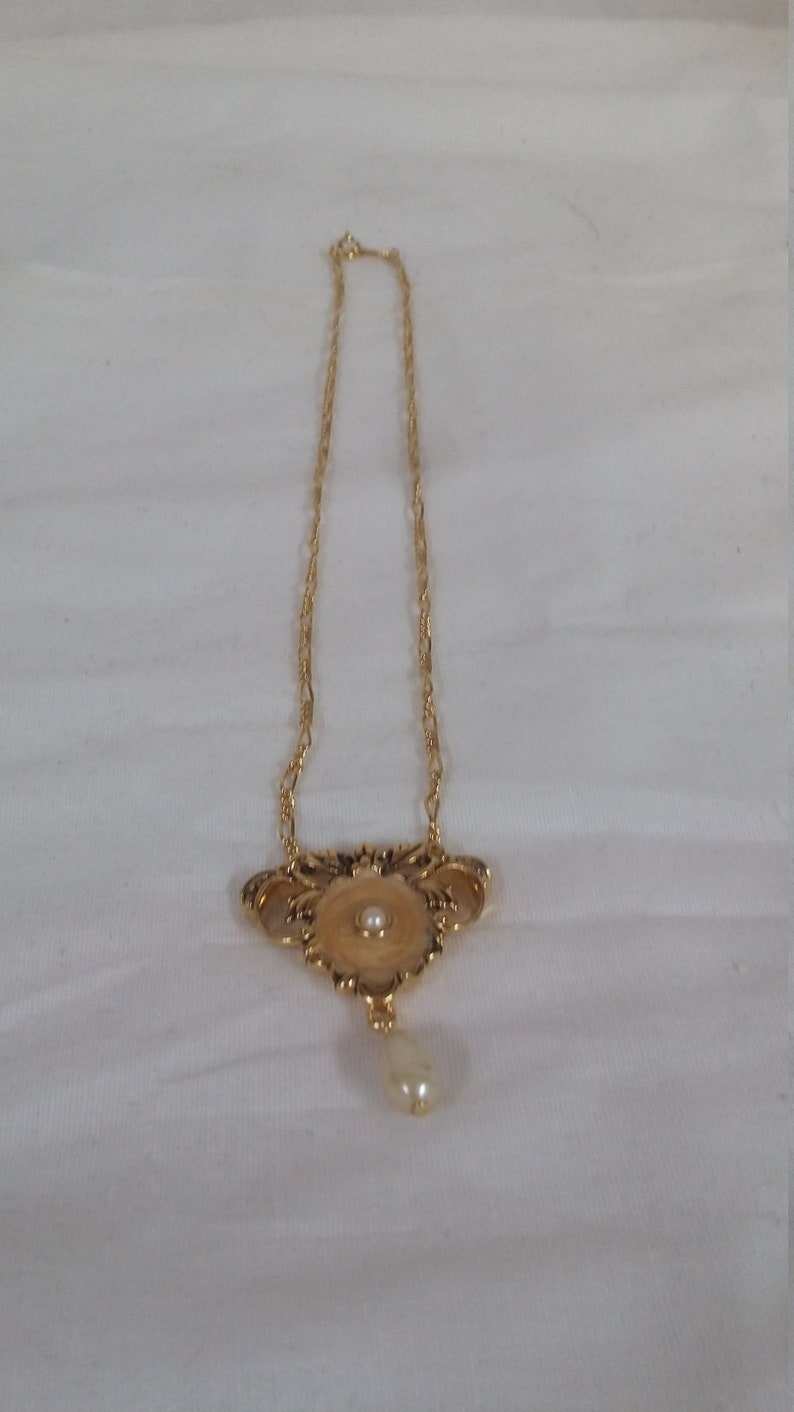 1992 Vintage Avon Romantic elegance necklace.
