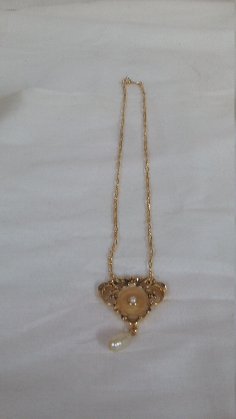 1992 Vintage Avon Romantic elegance necklace.