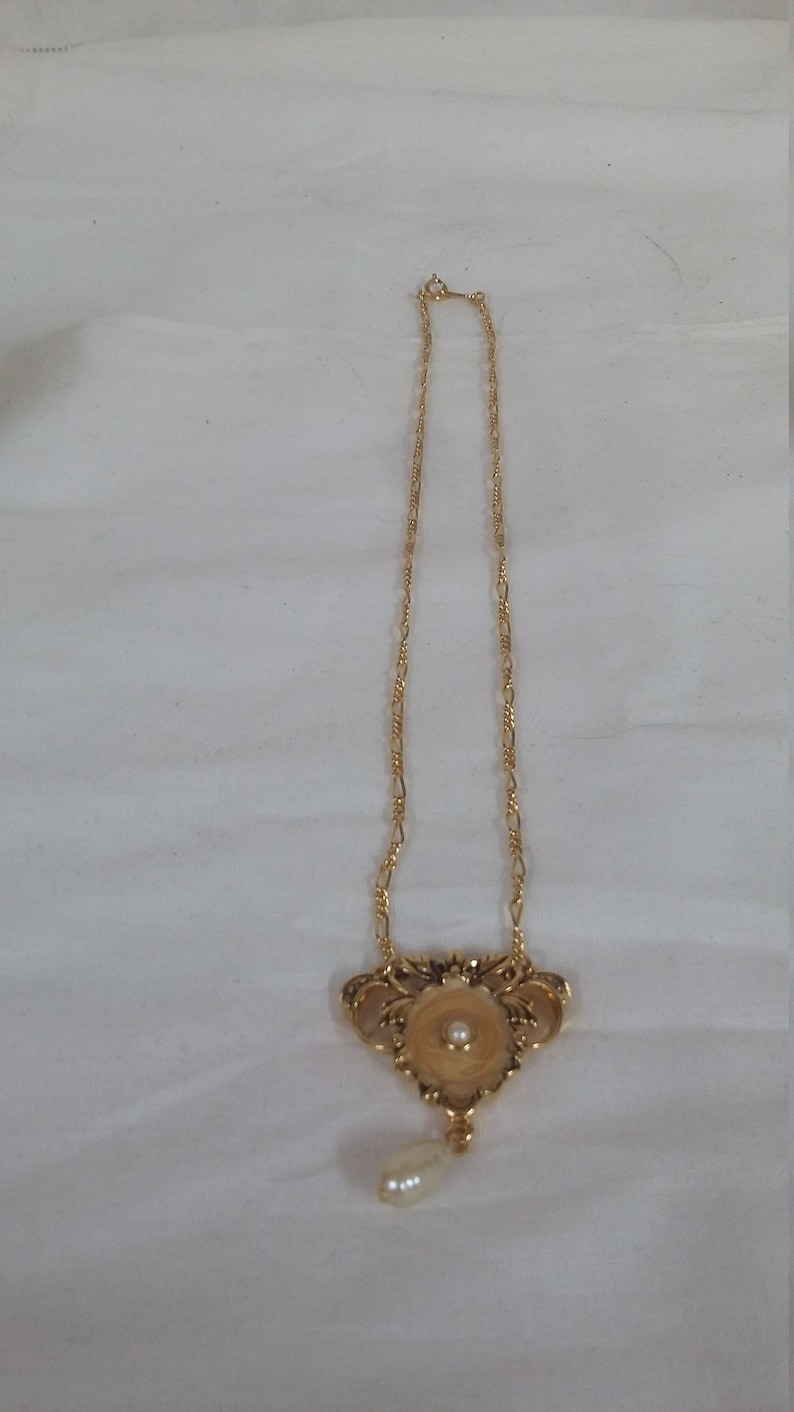 1992 Vintage Avon Romantic elegance necklace.