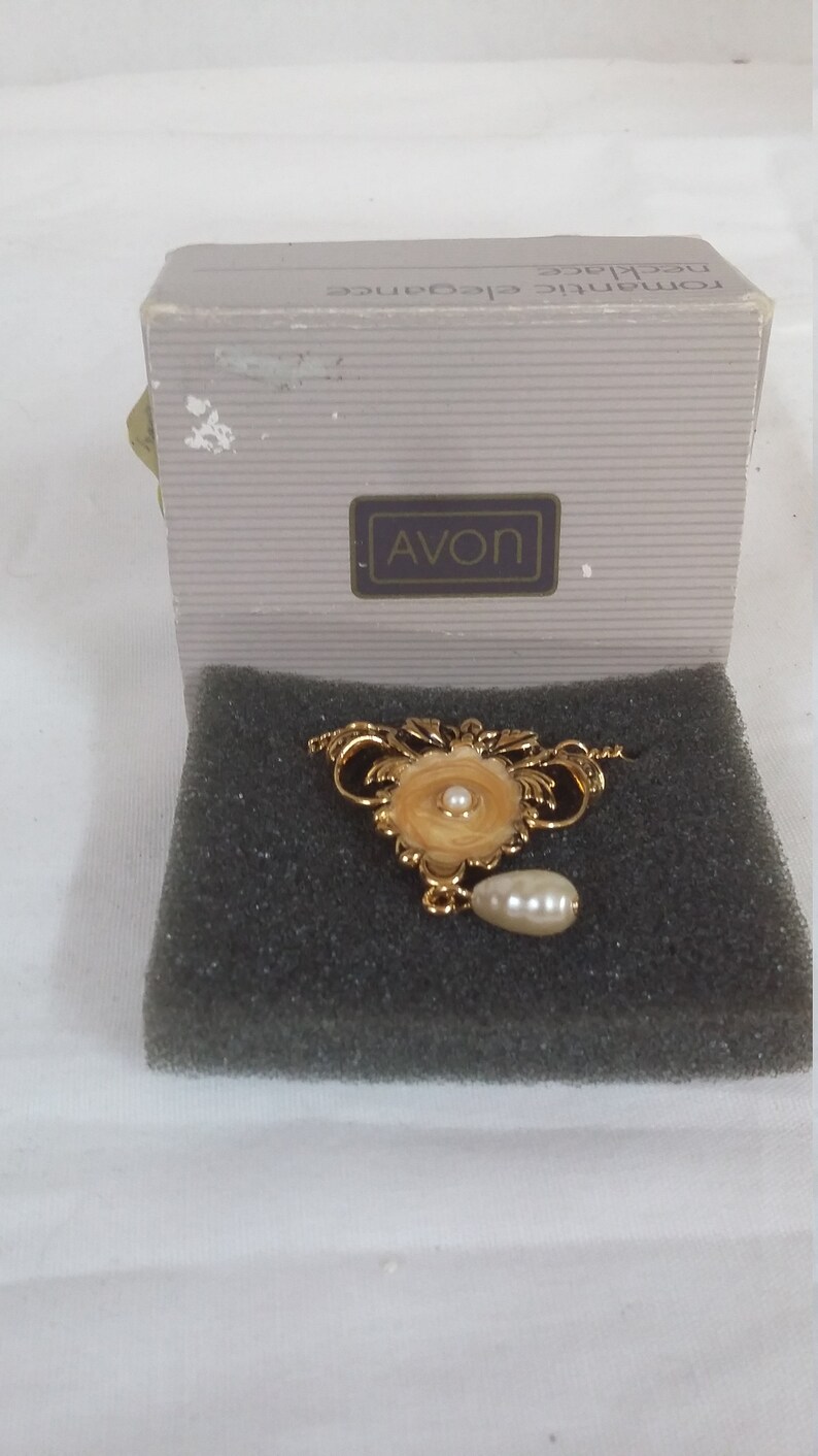 1992 Vintage Avon Romantic elegance necklace.