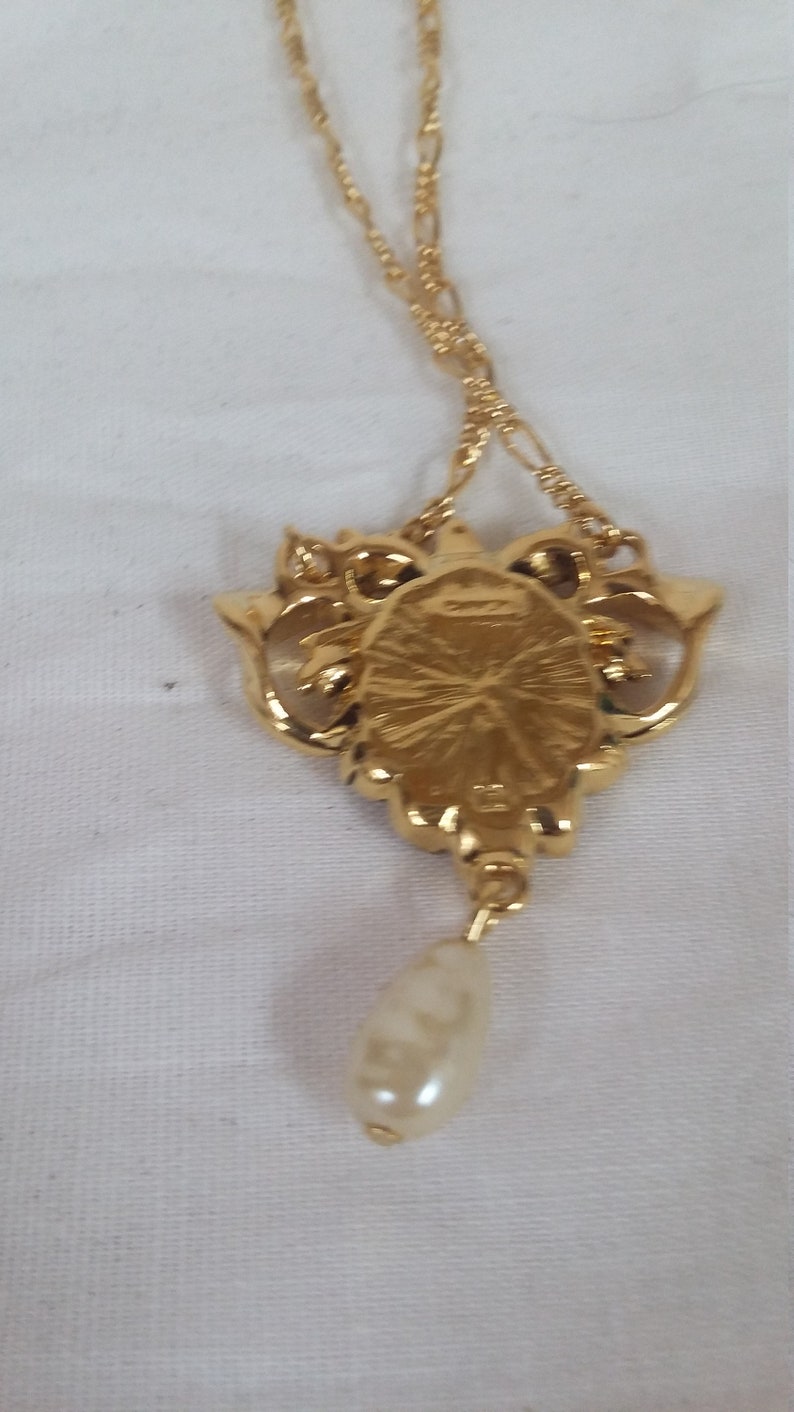1992 Vintage Avon Romantic elegance necklace.