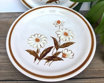 daisy pattern Made in Japan Vintage stoneware dinner plates