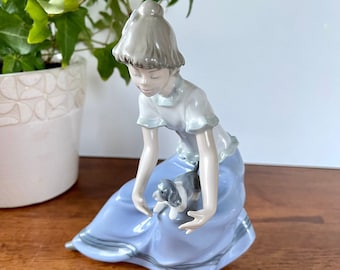 Figura de porcelana NAO Lladró: Niña con cachorro, hecha a mano en España