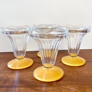 Lot de 10 verres à pieds bleus années 60-70