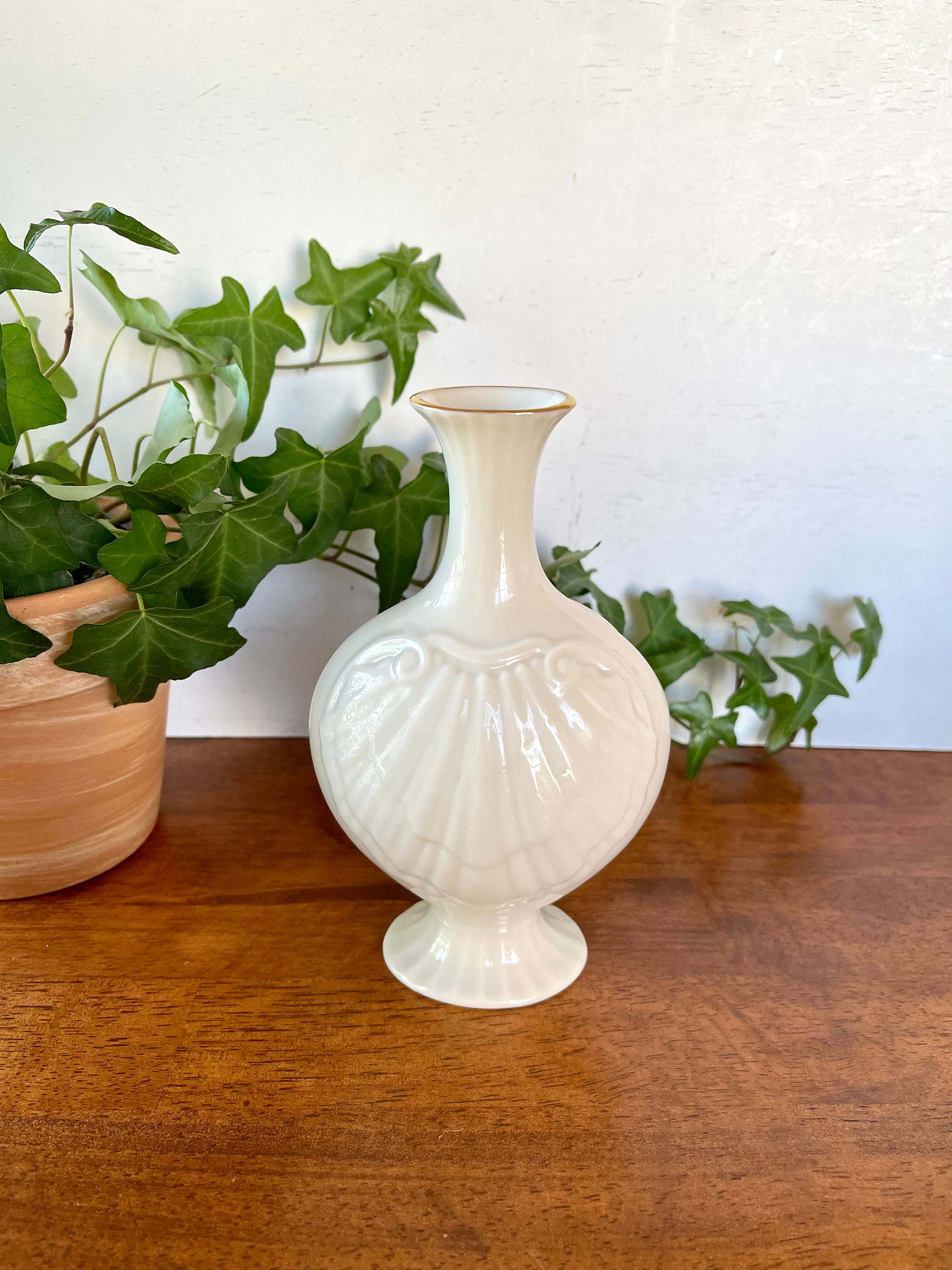 Vintage Lenox Ivory Bud Vase: Embossed Shell Pattern With Gold