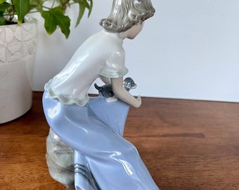 NAO リヤドロ磁器フィギュア：子犬を抱いた少女、スペイン製