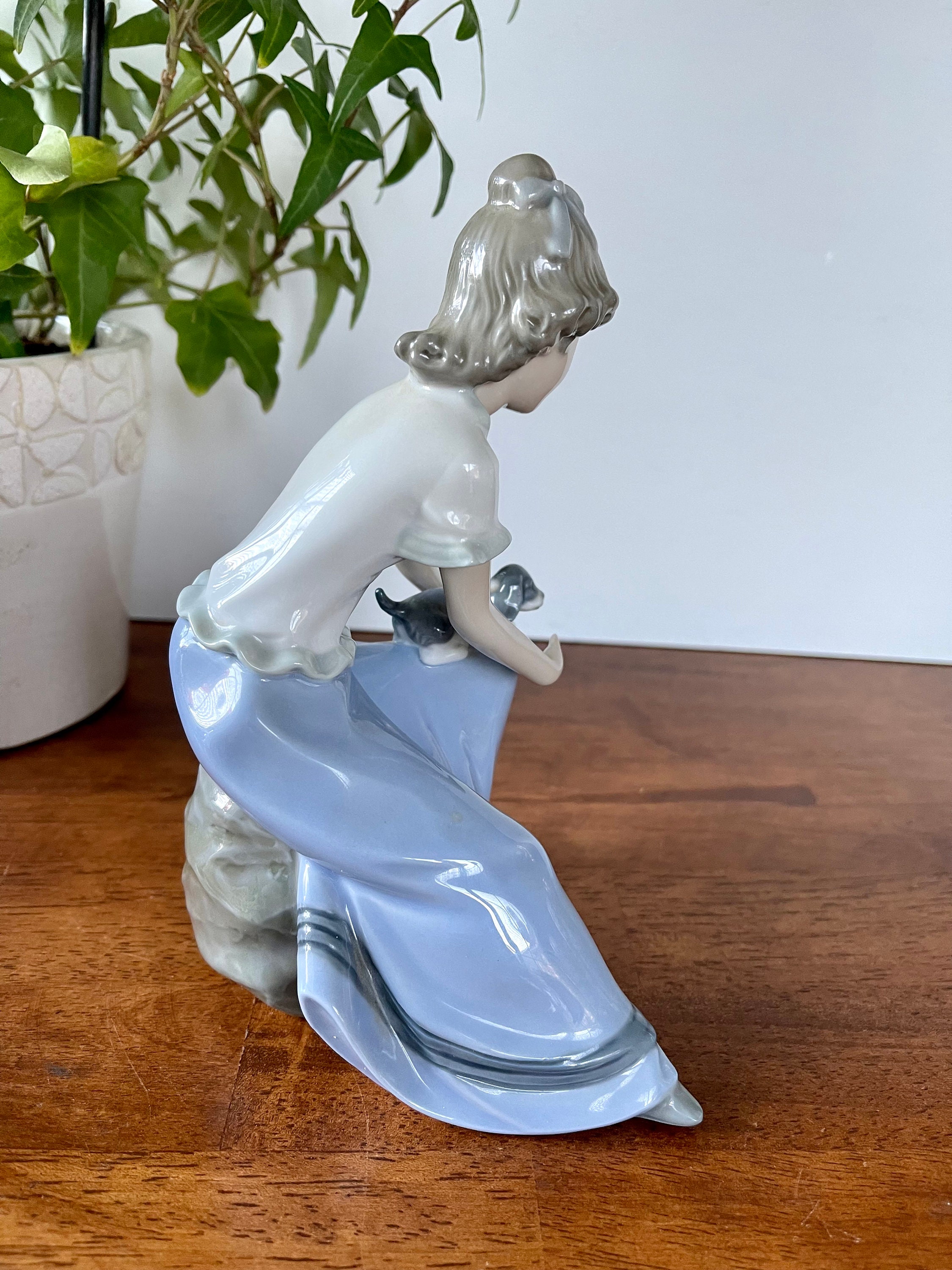 NAO リヤドロ磁器フィギュア：子犬を抱いた少女、スペイン製