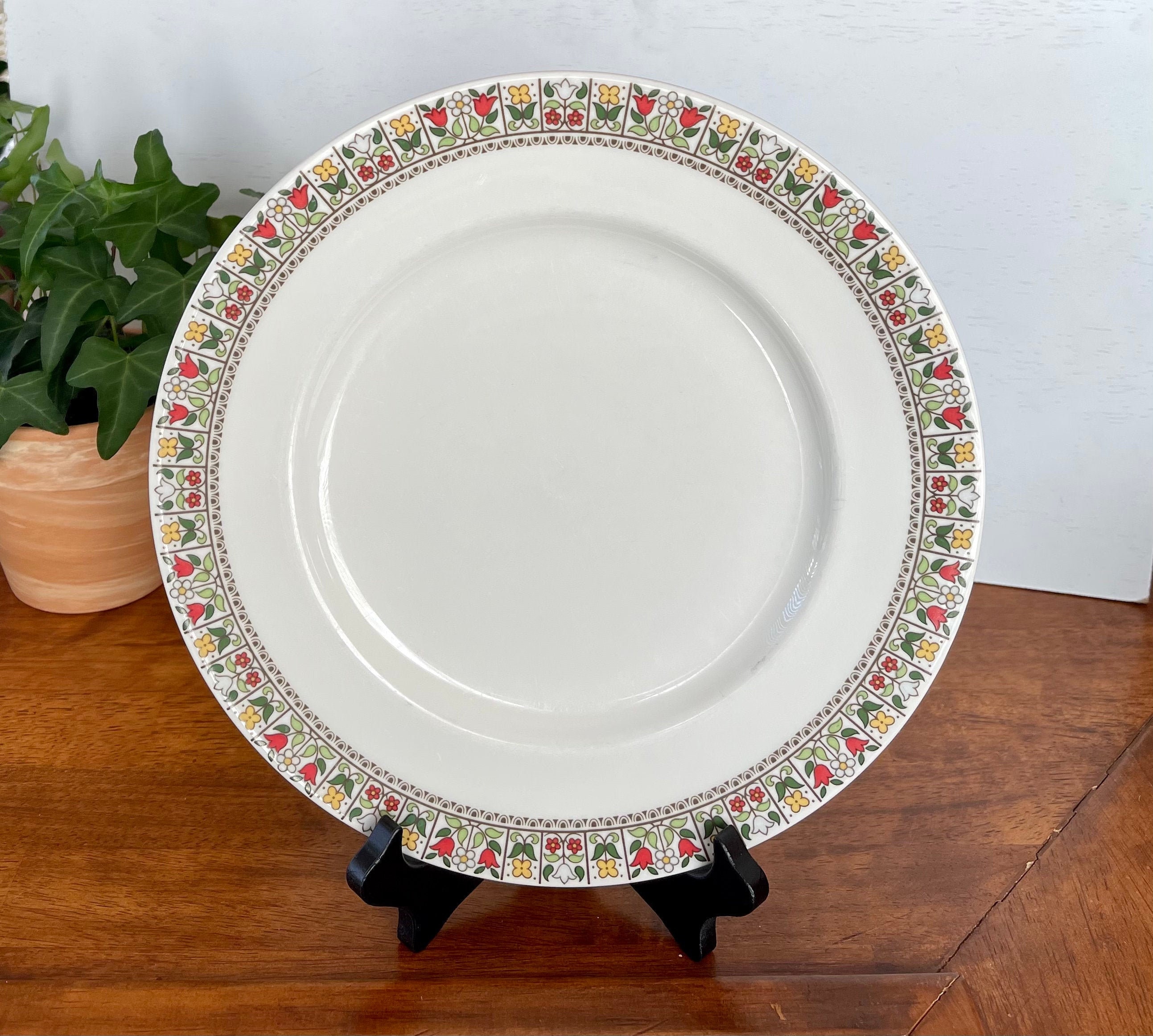 Royal Doulton Tonkin, Dinner Plate, Yellow Green Floral  Royal Doulton Colorful Dinner Plate in Unknown Pattern # 26727 display picture 1