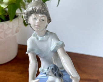 NAO リヤドロ磁器フィギュア：子犬を抱いた少女、スペイン製