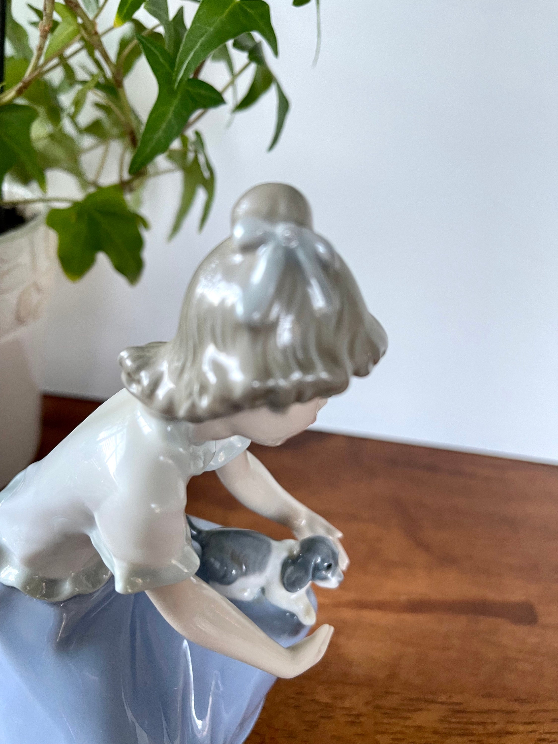 NAO リヤドロ磁器フィギュア：子犬を抱いた少女、スペイン製