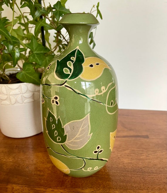NEMAJI POTTERY green 花瓶 Jill Rosenwald Toyo Vase: Green Ceramic With Leaf Design (9.5