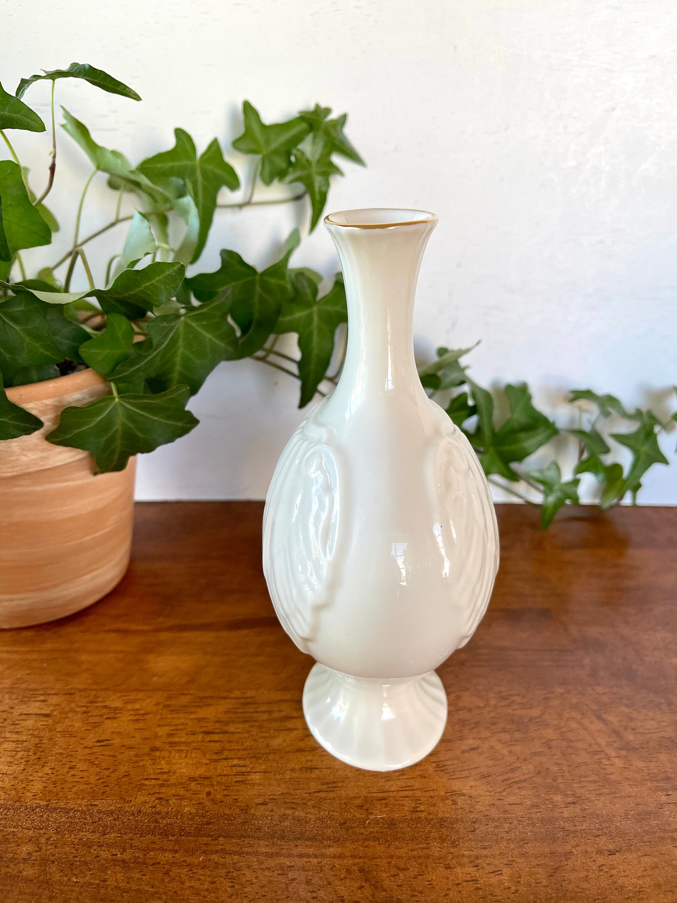 Vintage Lenox Ivory Bud Vase: Embossed Shell Pattern With Gold