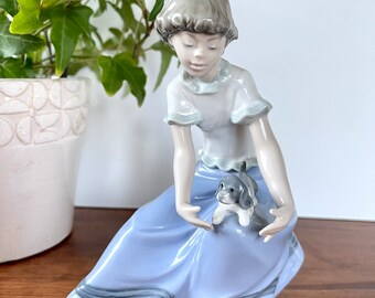 NAO リヤドロ磁器フィギュア：子犬を抱いた少女、スペイン製