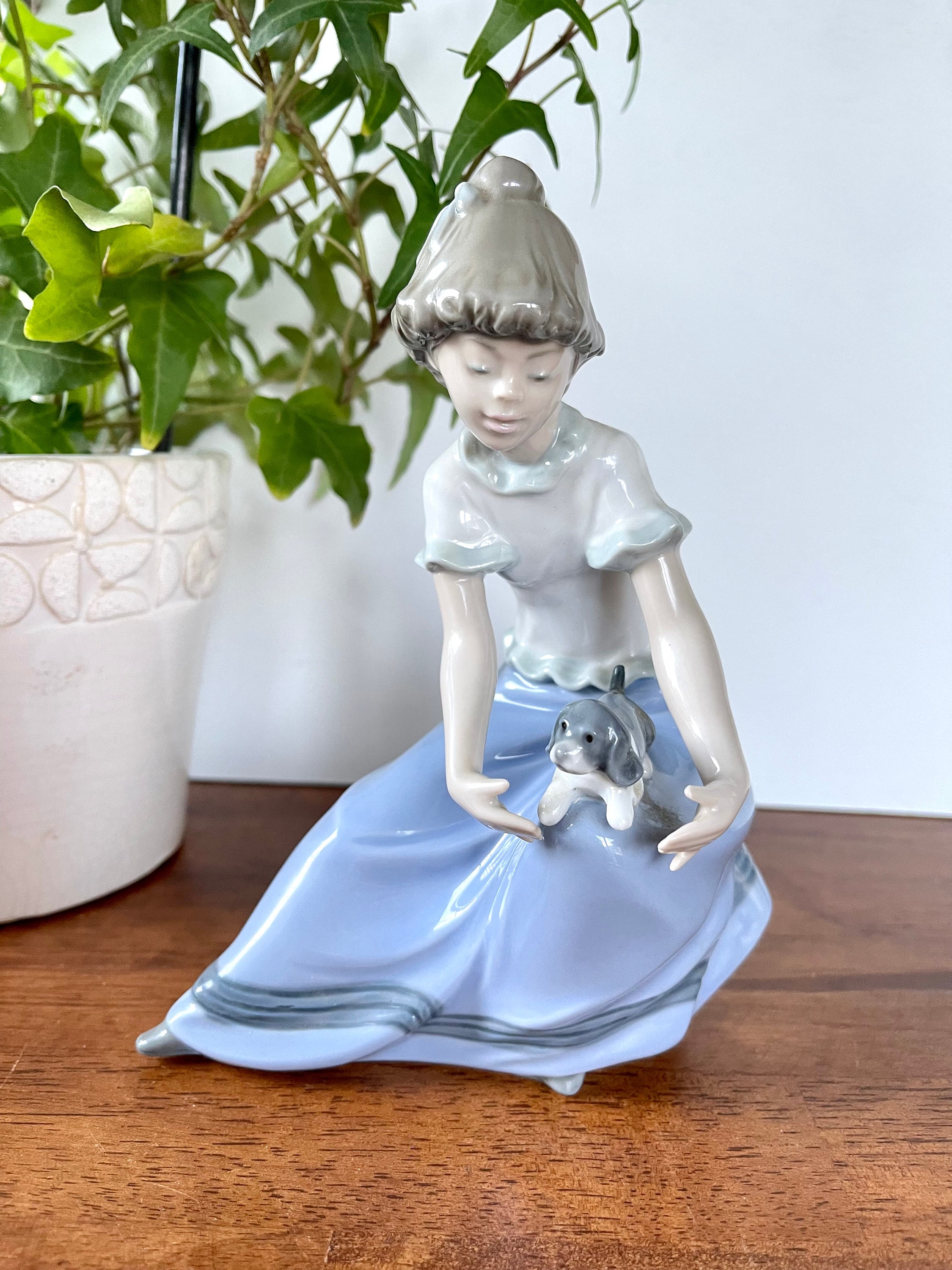 NAO リヤドロ　人形を抱く少女　スペイン製 NAO リヤドロ磁器フィギュア：子犬を抱いた少女、スペイン製