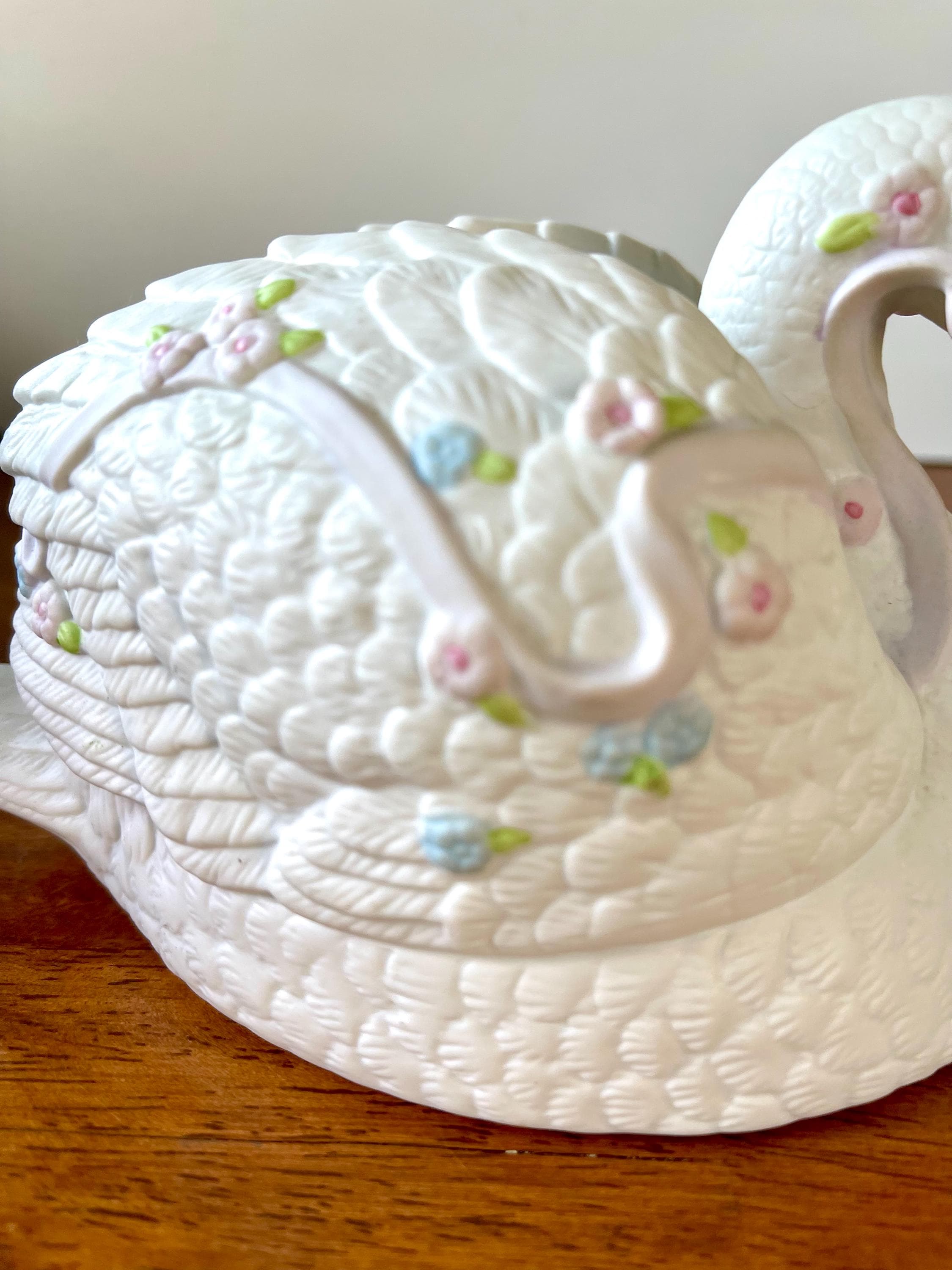 Vintage Enesco Musical Swan Figurine Music Box 1986 Flowers 