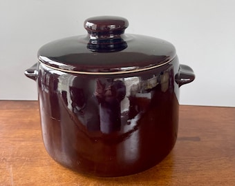 La olla para frijoles marrones Westbend USA vintage tiene algunas astillas muy pequeñas debajo de la tapa
