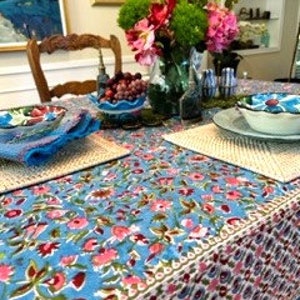 New Dark Table Linens Create Dramatic Tablescapes. So Pretty.