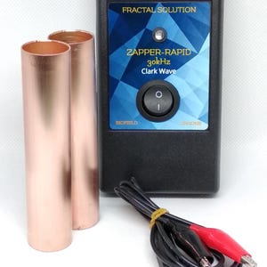 Puede incluir: Un dispositivo electrónico negro con la etiqueta "Zapper-Rapid 30kHz Clark Wave", cilindros de cobre y cables de conexión. El dispositivo tiene un diseño geométrico azul y blanco y un interruptor. Los cables tienen pinzas de cocodrilo.