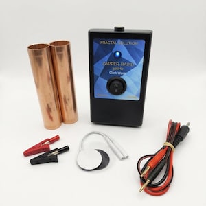 Puede incluir: Un dispositivo electrónico negro con el texto "FRACTAL SOLUTION" y "ZAPPER RAPID 30kHz Clark Wave". Incluye tubos de cobre, pinzas de cocodrilo rojas y negras, almohadillas de electrodos y un cable con cables rojos y negros.