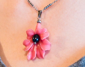 stainless steel chain, black pearl and giant shell flower