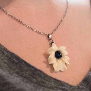 stainless steel chain, black pearl and giant shell flower
