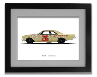 Op de afbeelding: Een vintage illustratie van een 1966 Ford Galaxie raceauto in beige met rode accenten. De auto heeft nummer 26 aan de zijkant en de woorden "Holly Farms Realty" aan de achterkant. De auto staat op een witte achtergrond met de tekst "1966 Ford Galaxie" eronder.