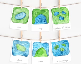 Può includere: Un set di sei carte illustrate con disegni ad acquerello di diverse forme di terreno. Ogni carta presenta una forma di terreno diversa, come un lago, una baia, un sistema di laghi, un'isola, un capo e un arcipelago. Le carte sono etichettate con il nome della forma di terreno.