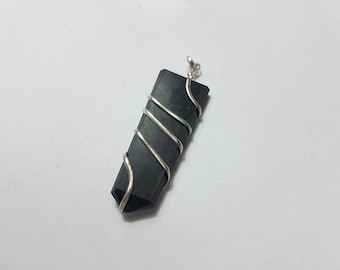 colar com pingente de shungita e acabamento em arame