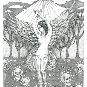 Peut inclure: Un dessin à l'encre noire et blanche d'une femme ailée debout sur un corps squelettique avec des chaînes autour de ses chevilles. La femme tend la main vers une source de lumière au-dessus d'elle. Il y a des crânes et des serpents sur le sol autour d'elle.