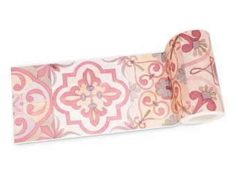 Puede incluir: Un rollo de cinta washi de color rosa y beige con un diseño de azulejos. La cinta está parcialmente desenrollada, revelando el patrón.