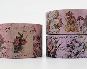 Puede incluir: Tres rollos de cinta washi decorativa con diseños florales y escritos a mano. La cinta es rosa y blanca con un estilo vintage. El texto en la cinta dice "Post Card".