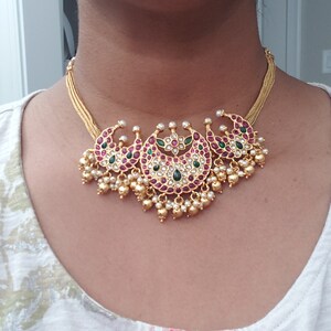 Brudhalsband med CZ-motiv, Halsband med kubisk zirkon i guldfärg och kombination av halvädelstenar i Pota-stil. bild 2