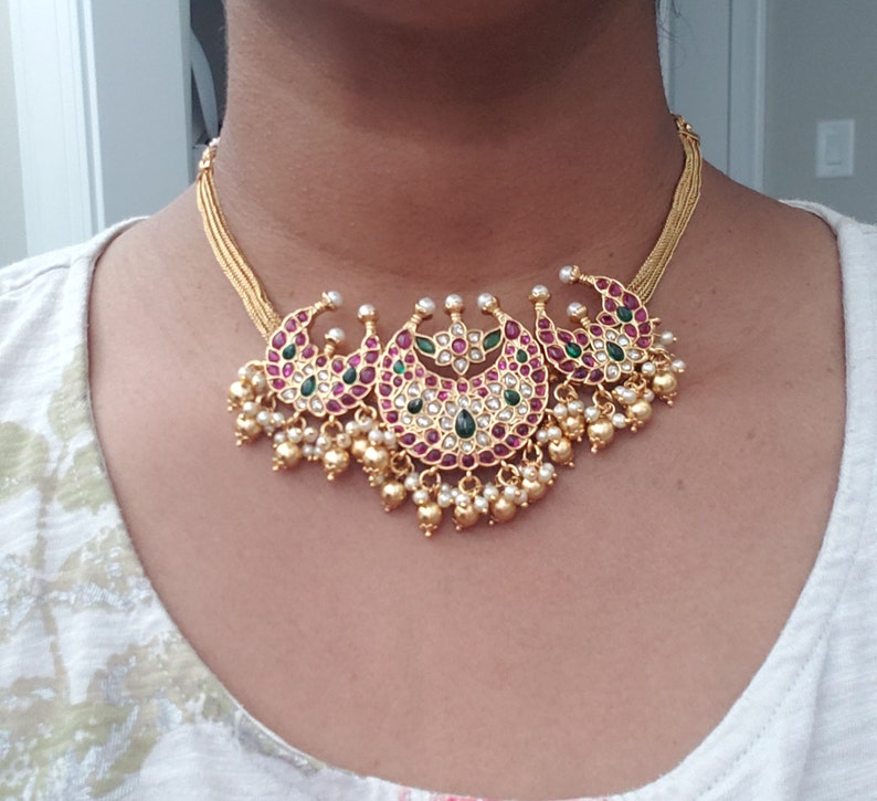 Brudhalsband med CZ-motiv, Halsband med kubisk zirkon i guldfärg och kombination av halvädelstenar i Pota-stil. bild 2