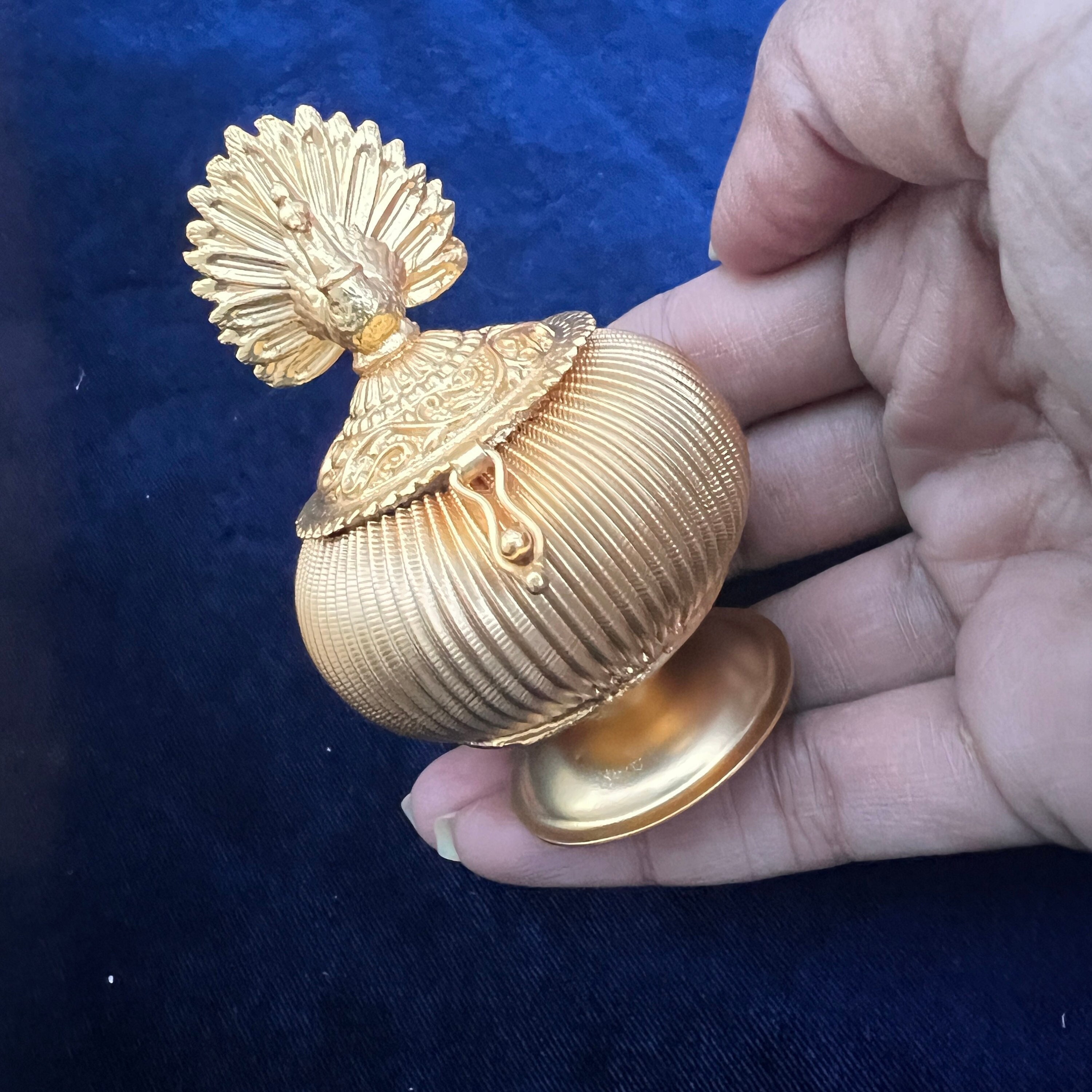 KULIA Scatola Sindoor Rotonda In Ottone Fatta A Mano | Portagioie Decorativo Indiano Per Pooja Con Polvere Sindur Inclusa | 5x4,5 Cm