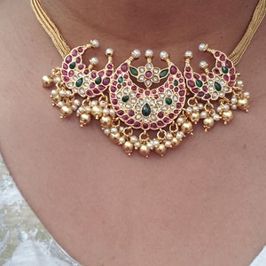 Brudhalsband med CZ-motiv, Halsband med kubisk zirkon i guldfärg och kombination av halvädelstenar i Pota-stil. bild 5