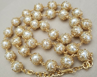 8 mm Perlenhalskette, Goldabdeckkappen auf beiden Seiten der Perlen, Geeignet für persönliche und professionelle Anlässe.