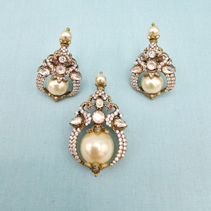 Set di ciondoli in argento 92,5, ciondoli in argento puro con zirconi cubici AAA+ e rivestimento in oro 22k, gioielli indiani con marchio di garanzia 92,5.