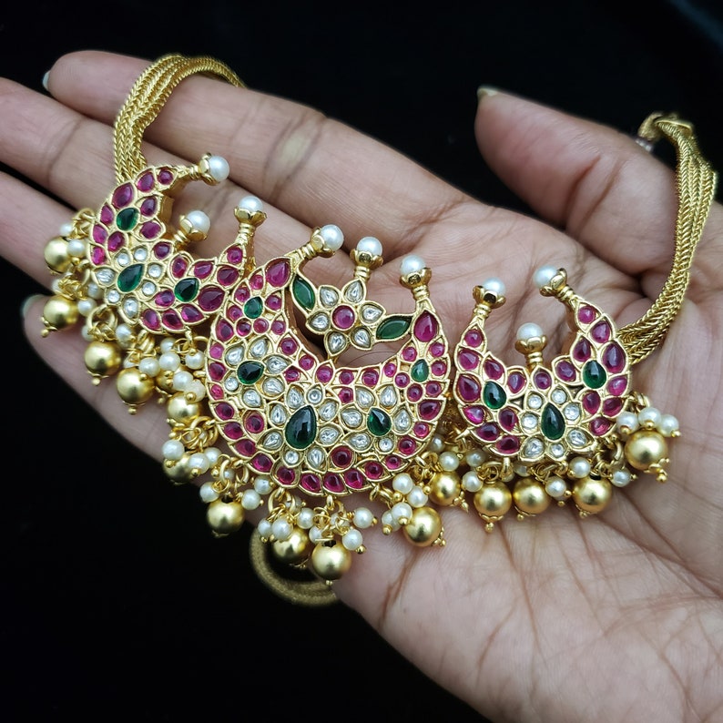 Brudhalsband med CZ-motiv, Halsband med kubisk zirkon i guldfärg och kombination av halvädelstenar i Pota-stil. bild 3
