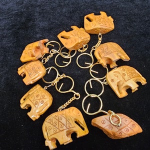 Handgemachter hölzerner Elefant, indisches Kunsthandwerk, Holzgoldfarbe bemalter Schildkrötenschlüsselbund. Geschenkartikel