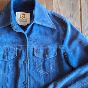 Giacca western corta in pelle scamosciata blu anni &#39;70 con bottoni automatici