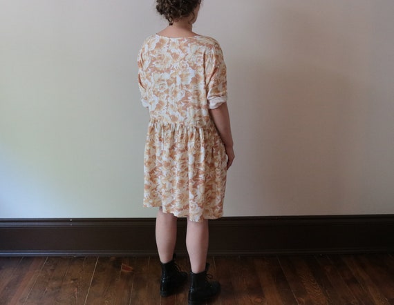 1990's Long Sleeve Beige Floral Dress with Pockets - image 3